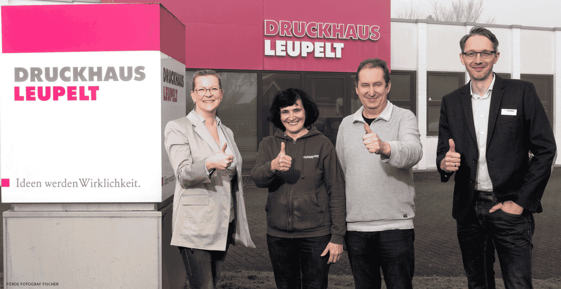 vier Menschen zeigen Daumen hoch